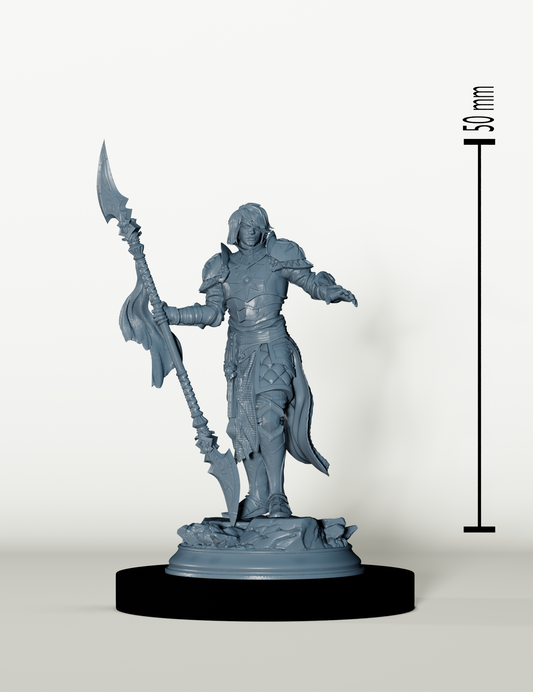 Paladin en armure dorée brandissant une lance ornementée avec cape orange sur fond clair