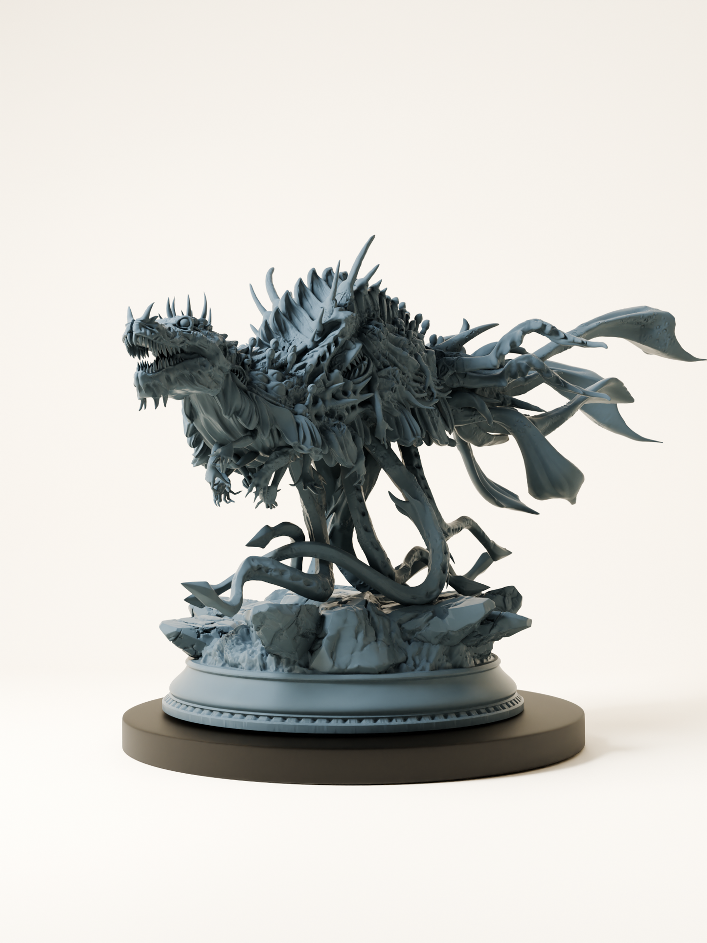 Figurine gigantesque représentant une aberration biomécanique flottante, avec crâne de dragon, mâchoires multiples, bras humains enchevêtrés et tentacules s’enroulant autour d’une base rocheuse.