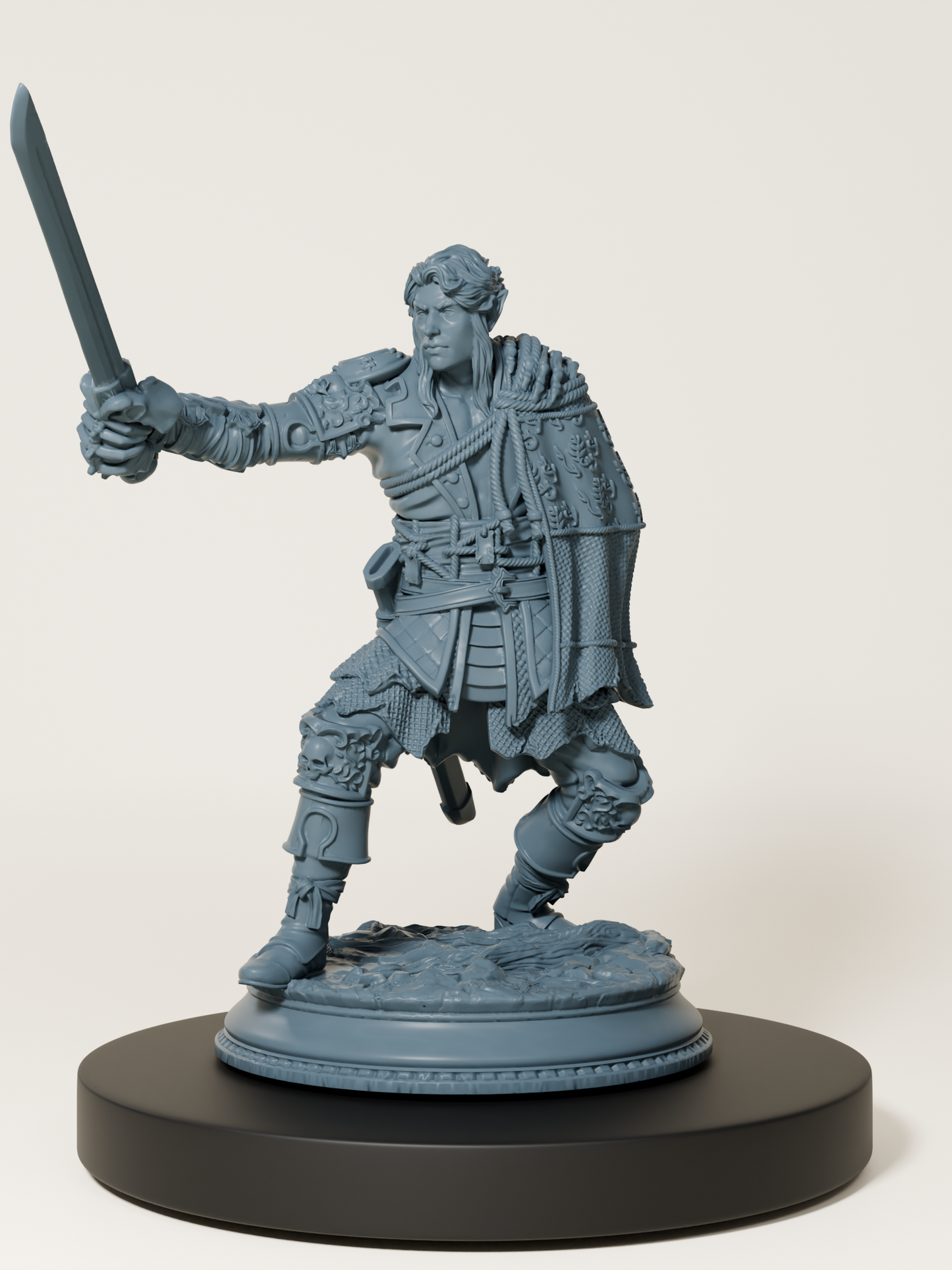 Figurine détaillée d’un demi-elfe duelliste en armure légère avec épée et cape, en position de combat dynamique, montée sur un socle texturé.
