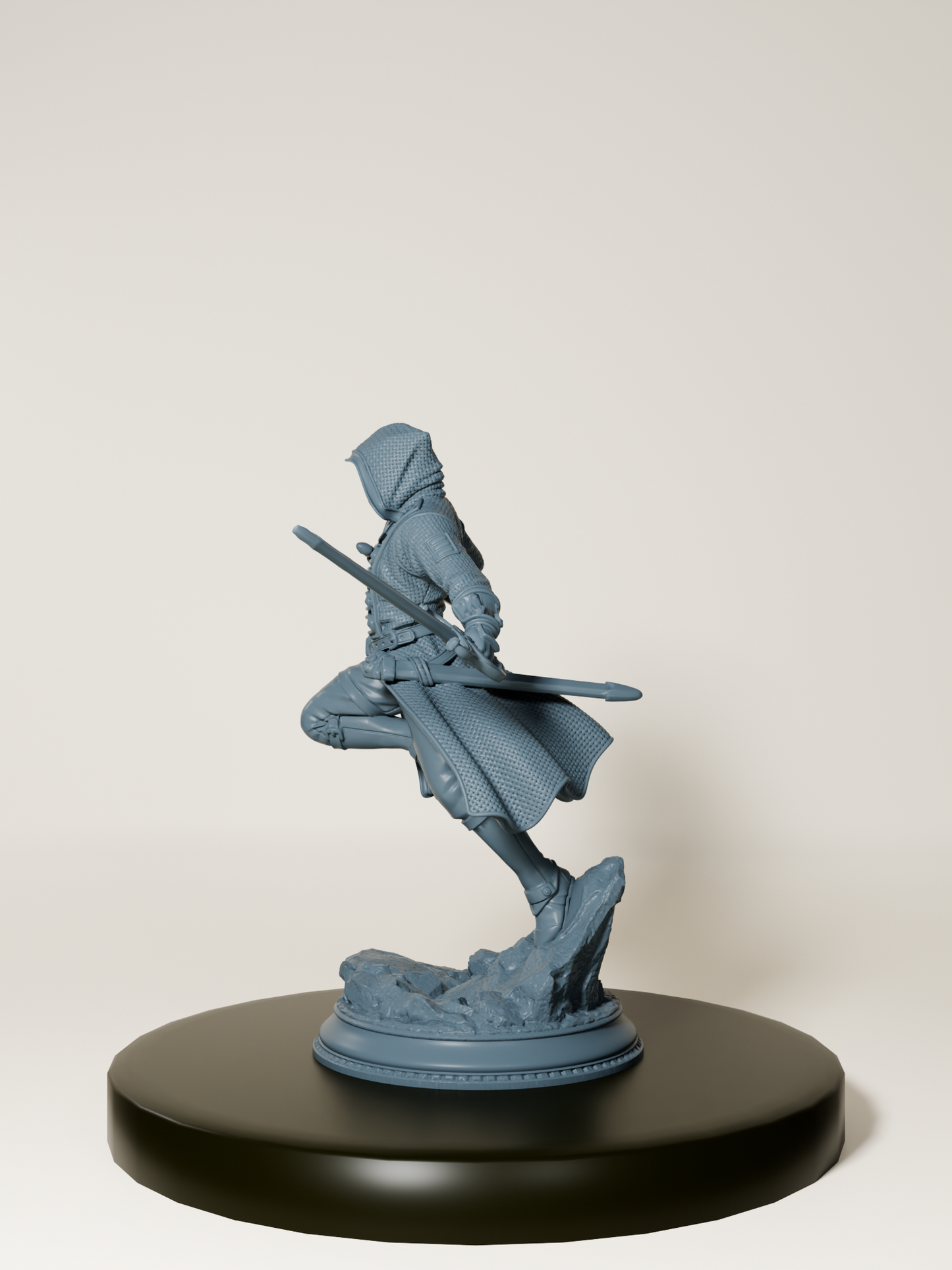 Figurine d’un assassin humain en pleine action, équipé d’un manteau à capuche et de deux lames, dans une posture de combat dynamique sur un socle détaillé.