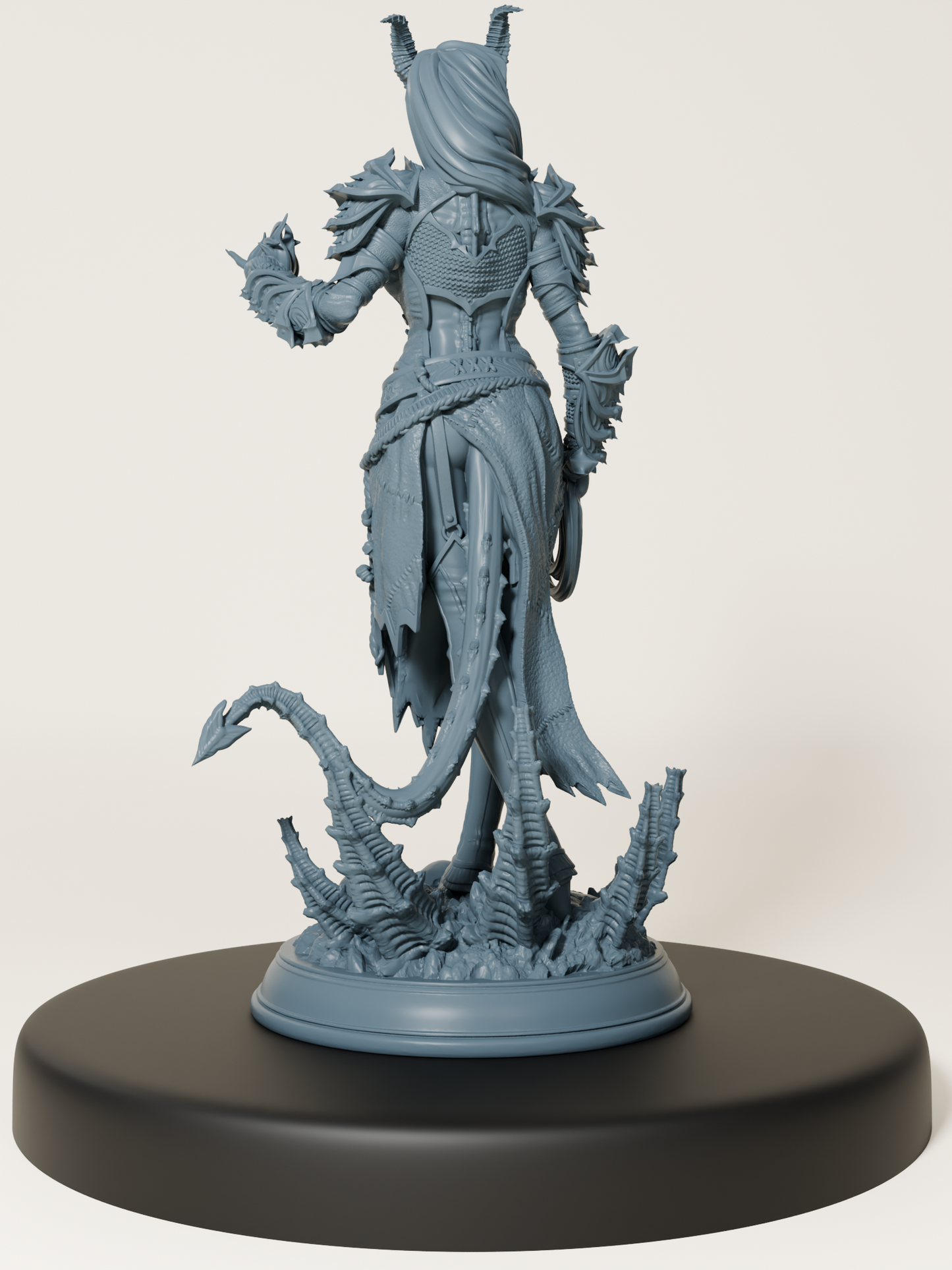 Figurine à peindre de femme guerrière draconique avec armure, cornes et queue, pour jeu de rôle et diorama