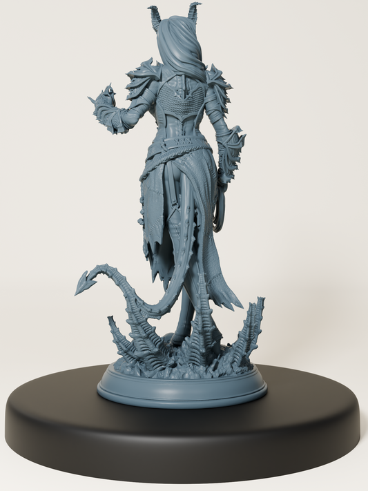 Figurine à peindre de femme guerrière draconique avec armure, cornes et queue, pour jeu de rôle et diorama