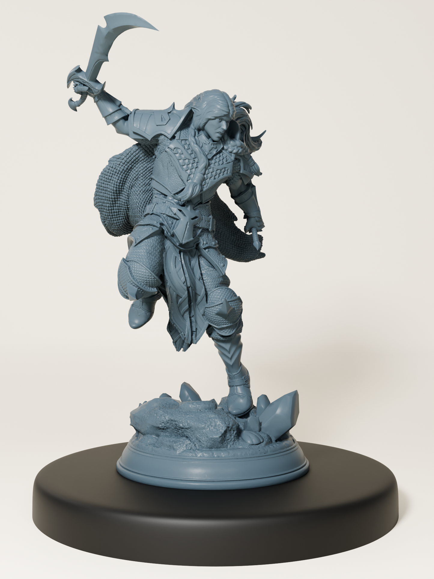 Figurine d’un rôdeur elfe bondissant, armé de deux lames, en pleine attaque.