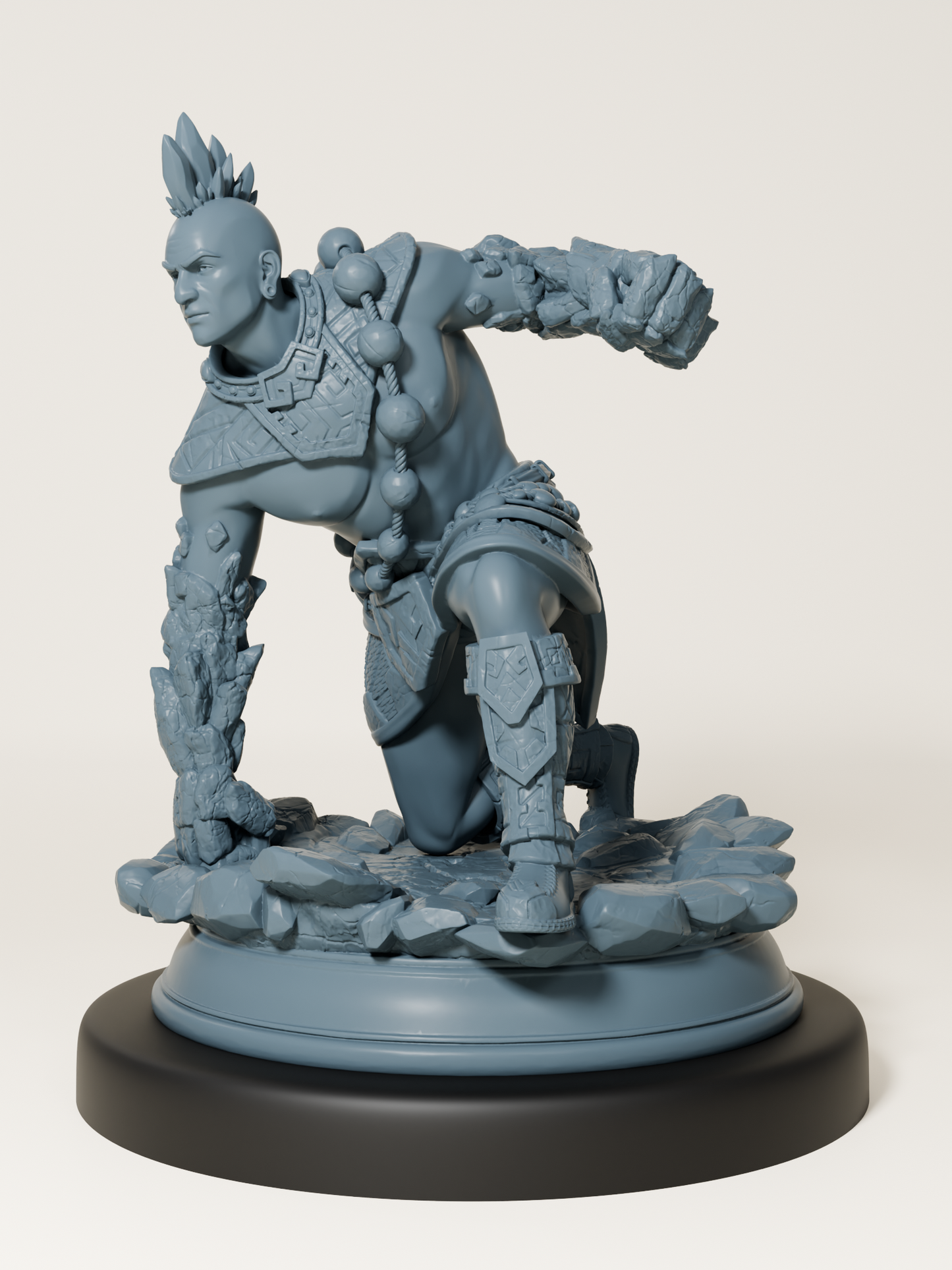 Figurine d’un guerrier mi-humain mi-élémentaire, avec bras en pierre, perles tribales et posture de combat accroupie.