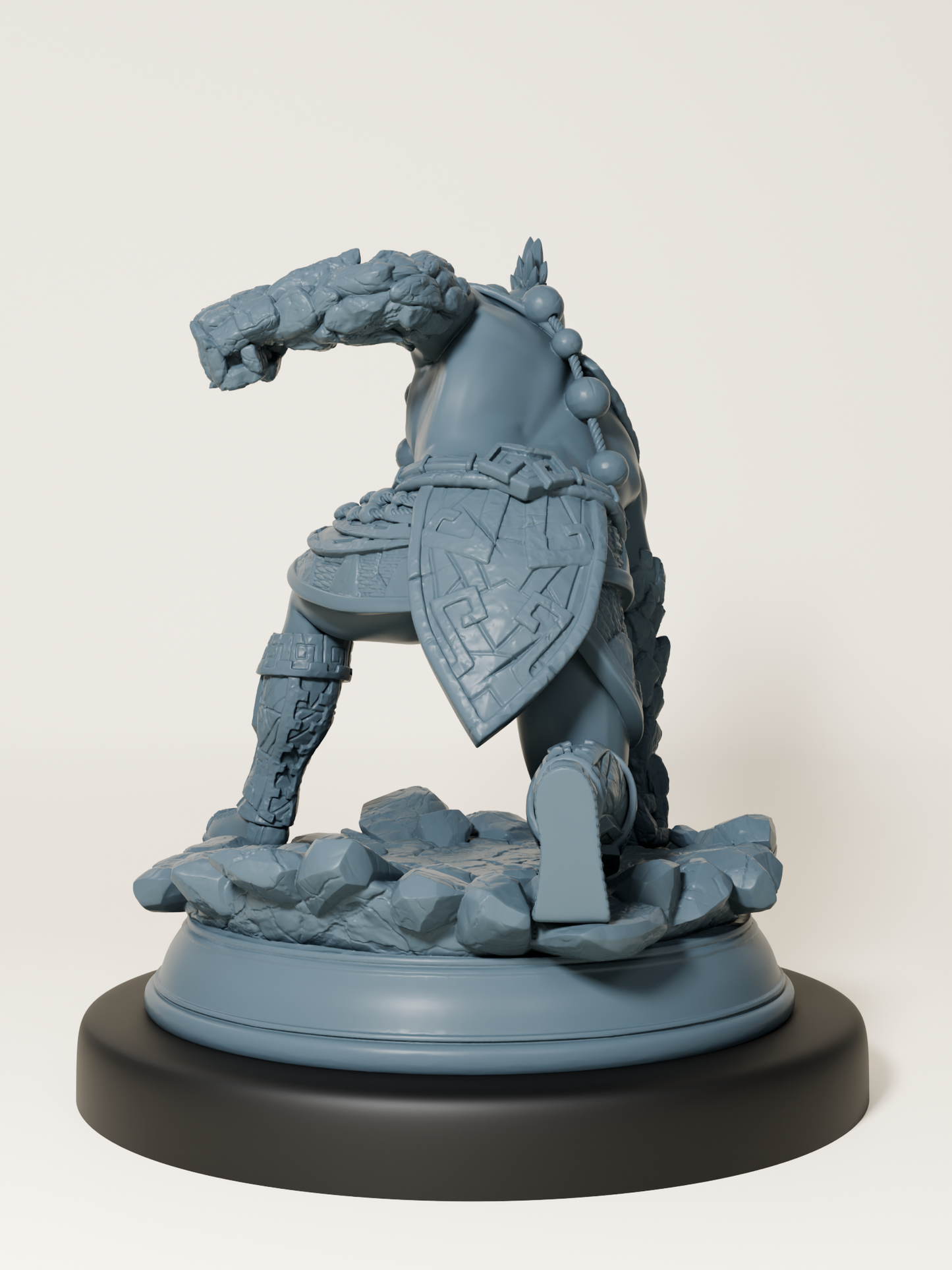 Figurine d’un guerrier mi-humain mi-élémentaire, avec bras en pierre, perles tribales et posture de combat accroupie.