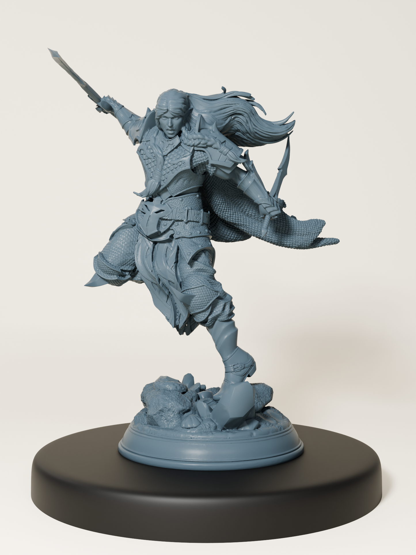 Figurine d’un rôdeur elfe bondissant, armé de deux lames, en pleine attaque.