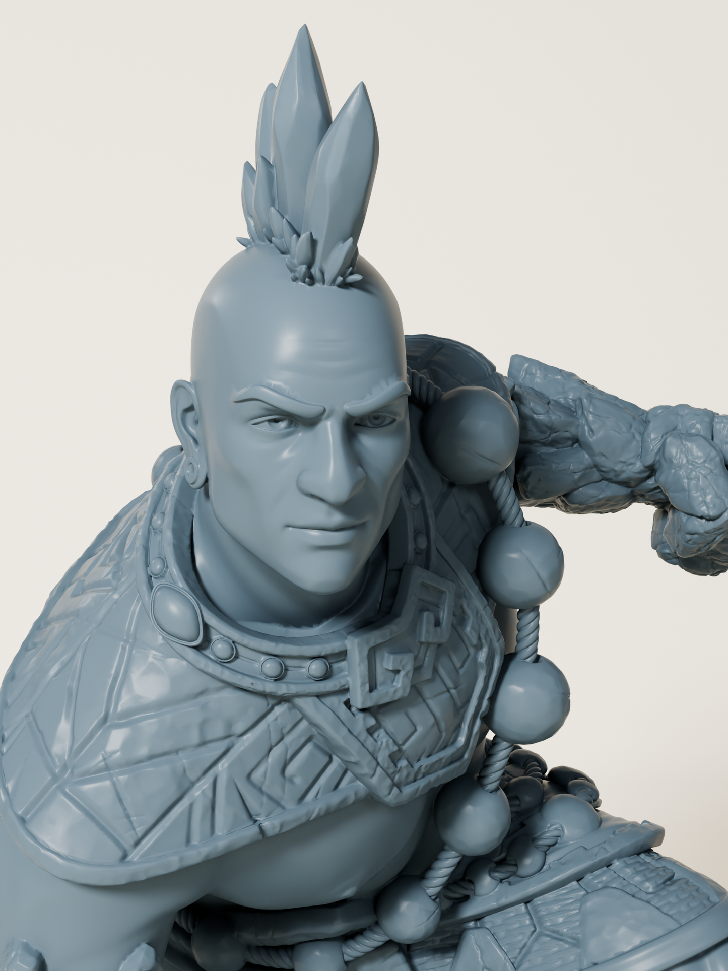 Figurine d’un guerrier mi-humain mi-élémentaire, avec bras en pierre, perles tribales et posture de combat accroupie.