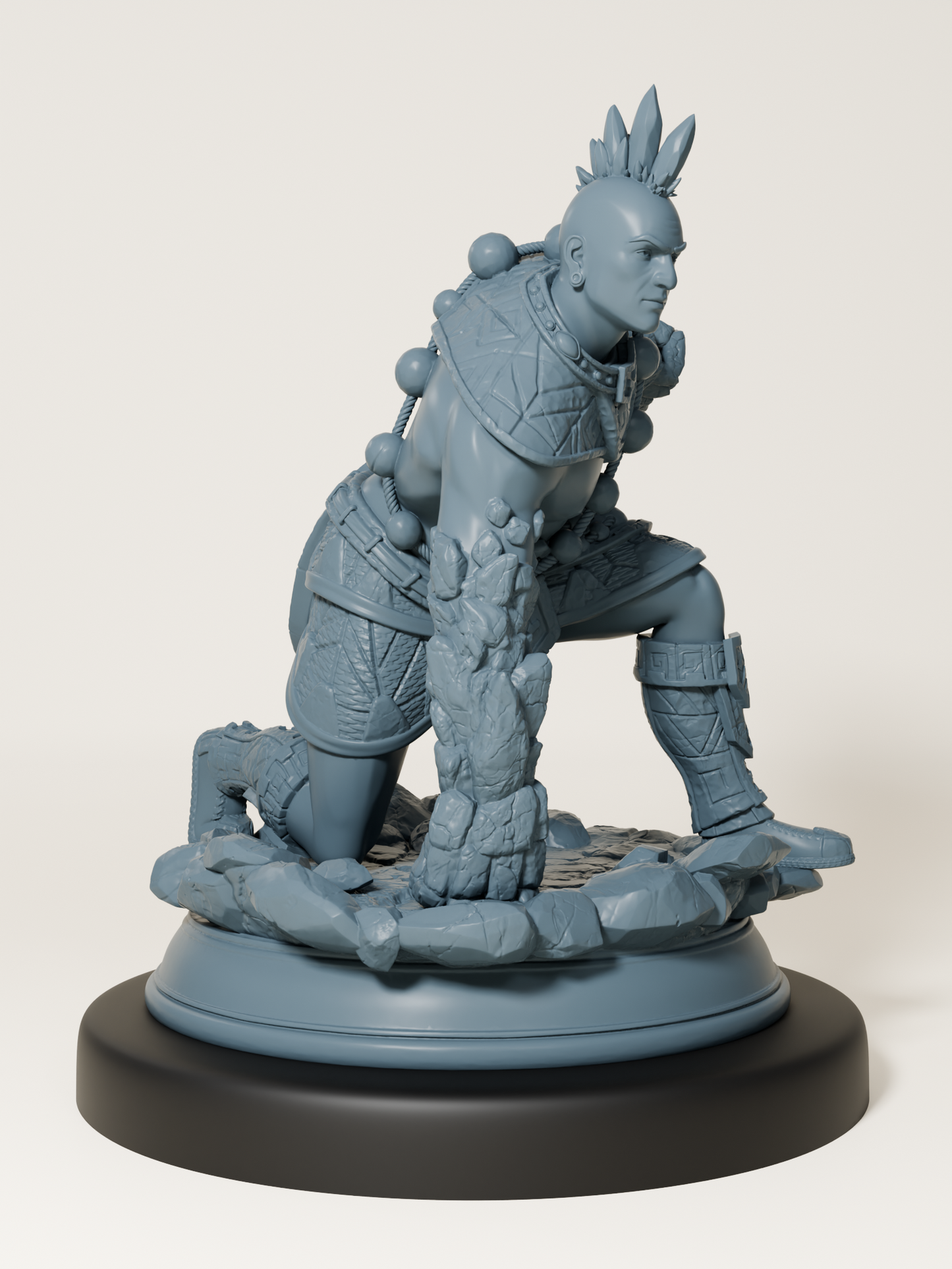 Figurine d’un guerrier mi-humain mi-élémentaire, avec bras en pierre, perles tribales et posture de combat accroupie.