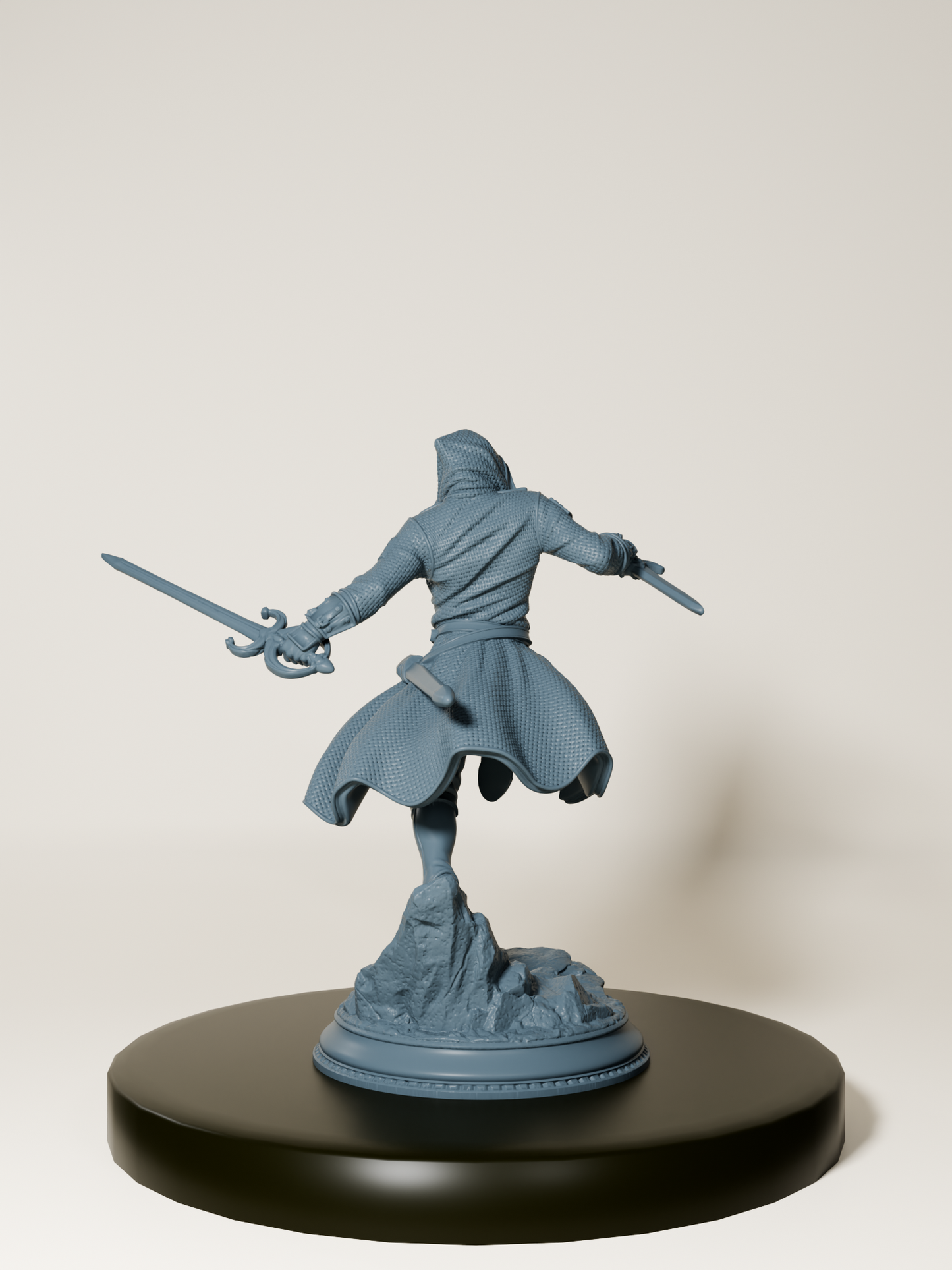 Figurine d’un assassin humain en pleine action, équipé d’un manteau à capuche et de deux lames, dans une posture de combat dynamique sur un socle détaillé.