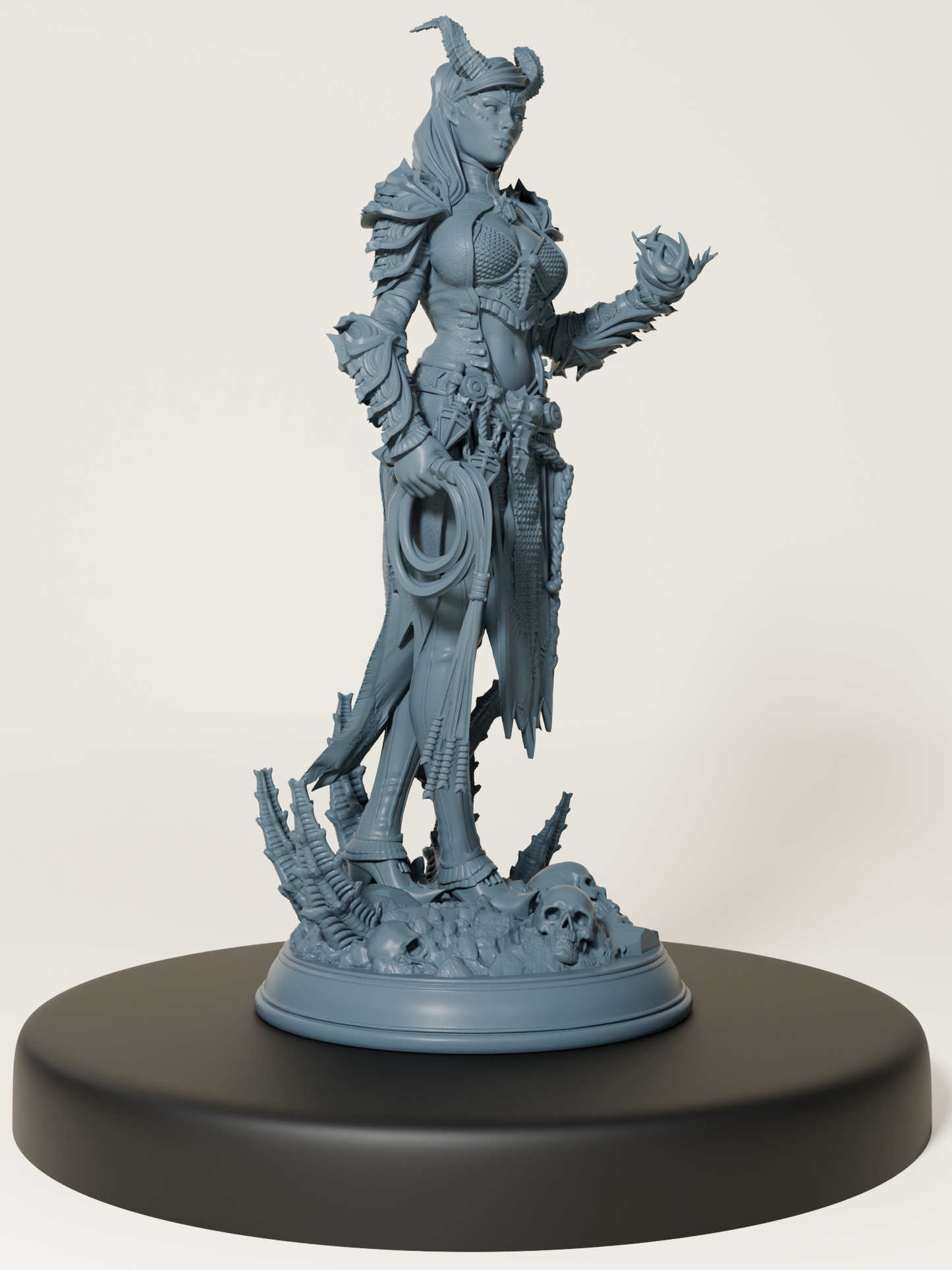 Figurine à peindre de femme guerrière draconique avec armure, cornes et queue, pour jeu de rôle et diorama