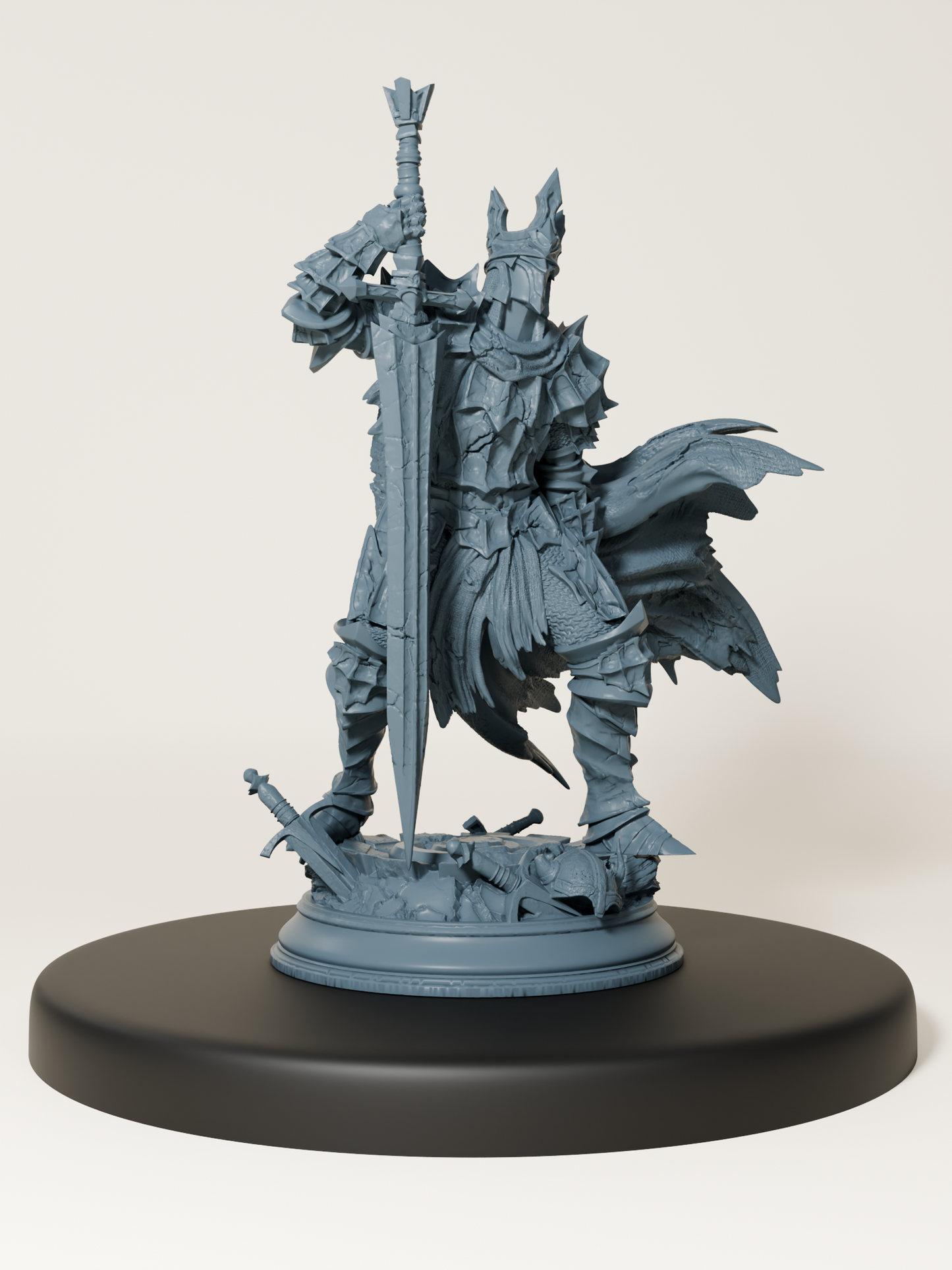 Figurine de chevalier noir en armure lourde, tenant une épée et posé sur un socle orné d’armes et d’armures cassées. Miniature à peindre pour jeux de rôle fantasy