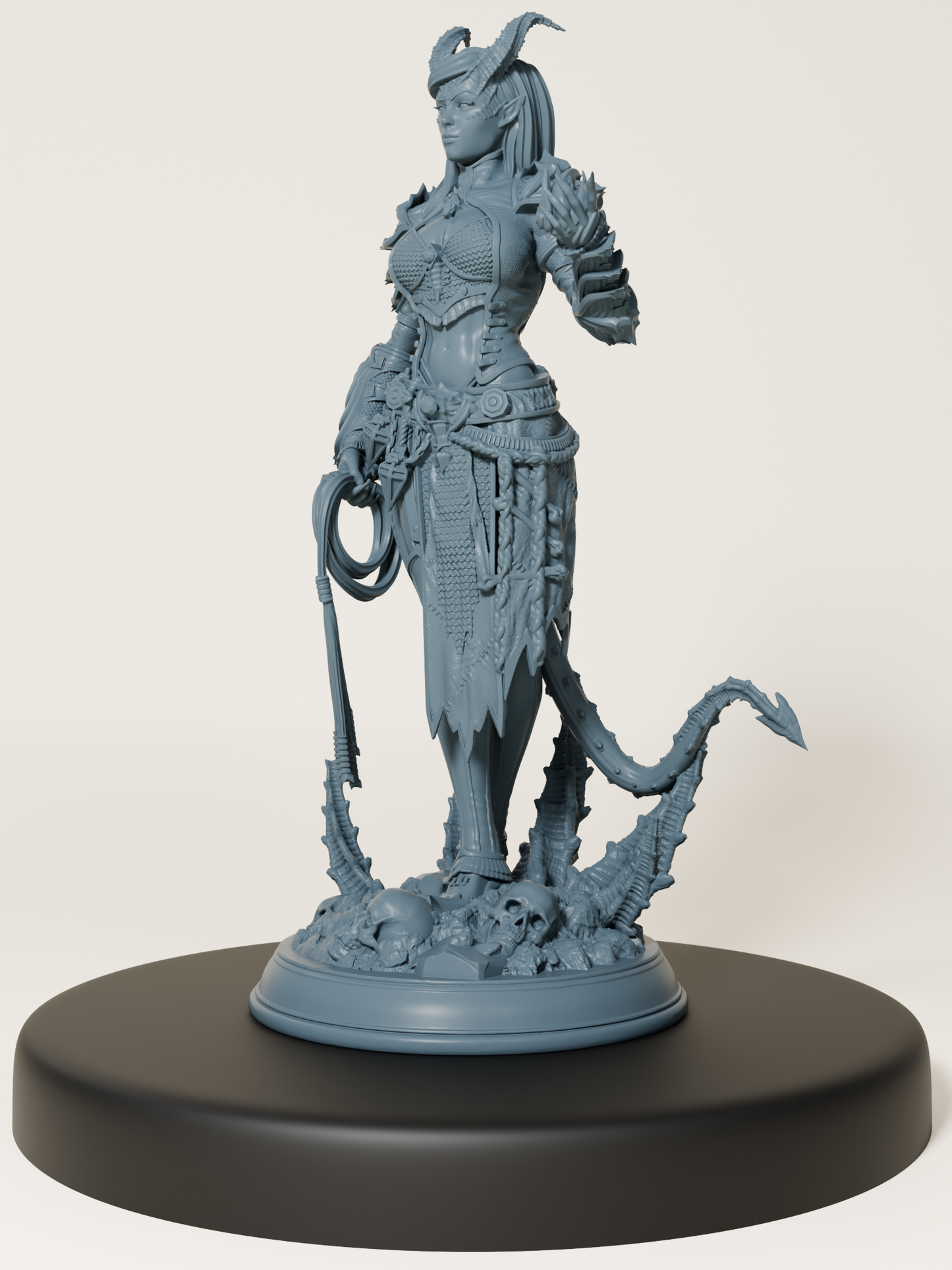 Figurine à peindre de femme guerrière draconique avec armure, cornes et queue, pour jeu de rôle et diorama