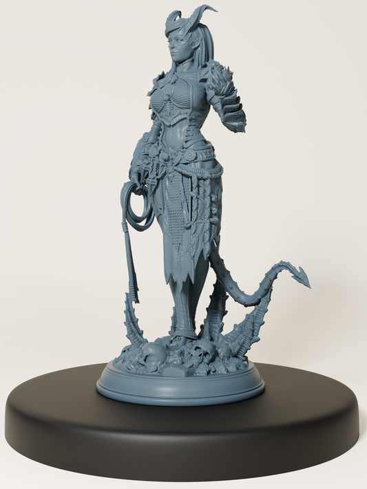 Figurine à peindre de femme guerrière draconique avec armure, cornes et queue, pour jeu de rôle et diorama