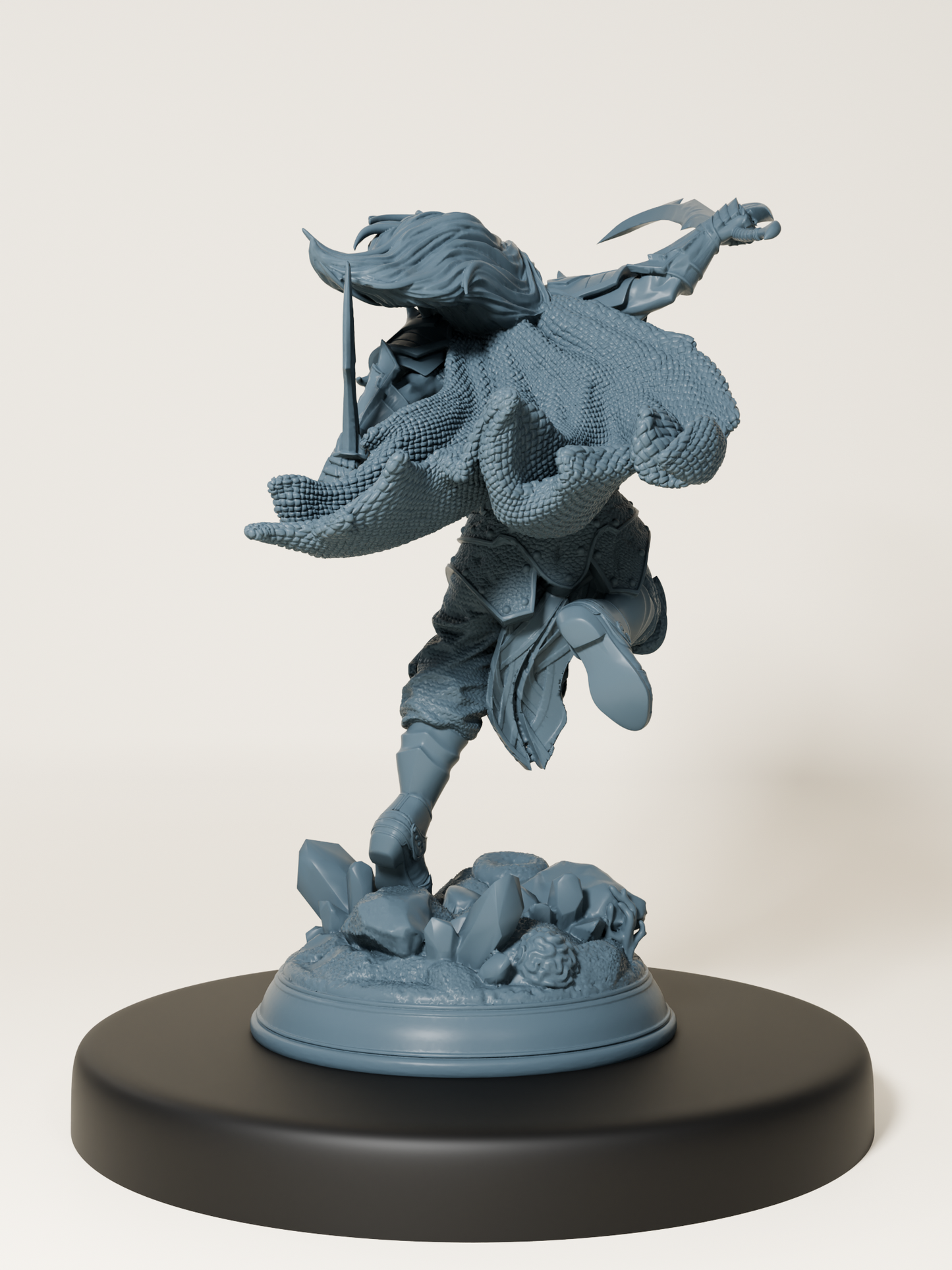 Figurine d’un rôdeur elfe bondissant, armé de deux lames, en pleine attaque.