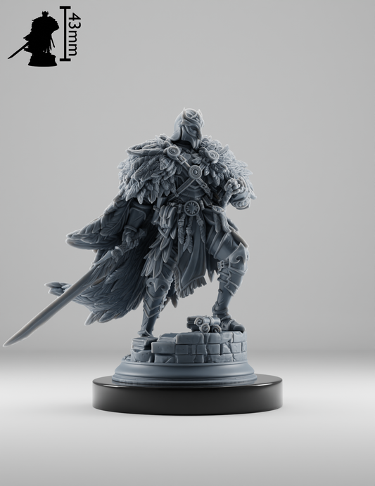 Figurine chevalier en armure avec ornements de plumes, casque hibou, cape, épée et bouclier, socle rond pierre