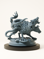 Figurine d’un molosse infernal à trois têtes avec tentacules, sur socle rocheux, pour jeu de rôle fantastique.