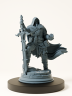 Figurine d’un rôdeur mort-vivant en armure lourde, capuche relevée, tenant une épée massive et une flamme surnaturelle, parfait pour un personnage de vengeance ou de justice sombre.