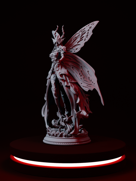 Figurine d’une reine féerique ailée avec une armure organique et une couronne cornue, debout sur un socle fleuri, parfaite pour incarner une souveraine féerique dans un jeu de rôle.