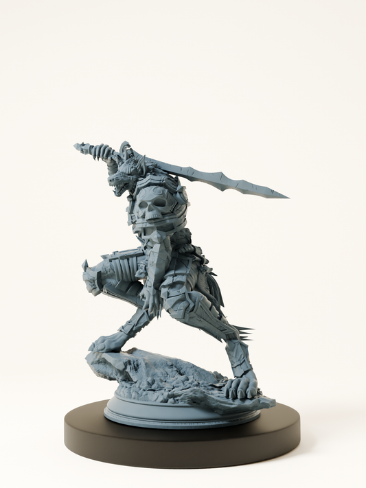 Figurine de loup-garou en armure, brandissant une grande épée, parfaite pour jeux de rôle ou wargame fantastique.