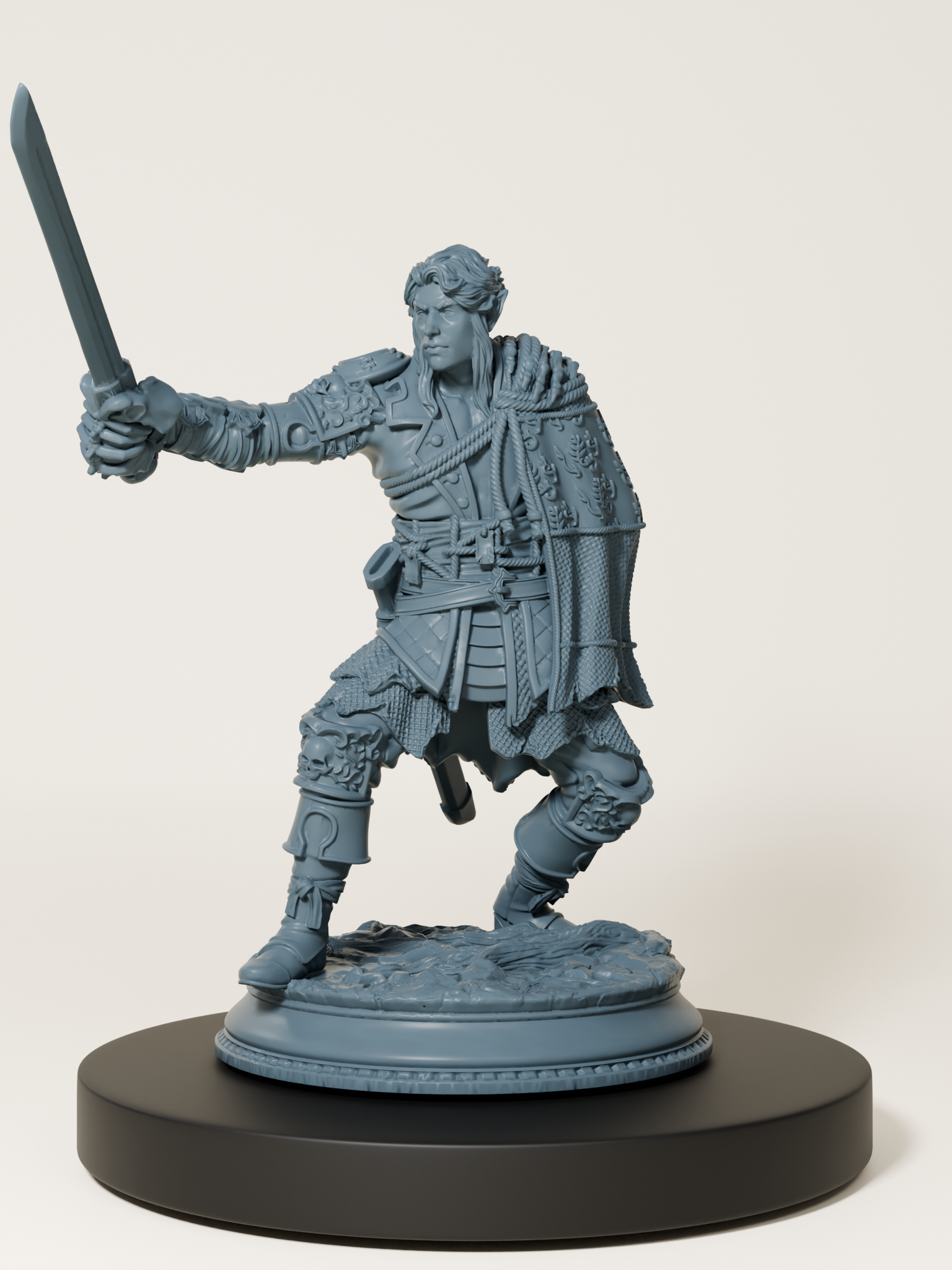 Figurine détaillée d’un demi-elfe duelliste en armure légère avec épée et cape, en position de combat dynamique, montée sur un socle texturé.