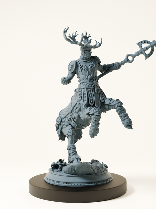 Figurine de centaure en armure lourde, brandissant une hallebarde et portant un casque décoré de bois de cerf, monté sur un socle forestier.