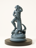Figurine d’un demi-démon cornu brandissant une lame magique et drapé de tissus brodés, avec une base représentant des flux d’énergie tourbillonnants.