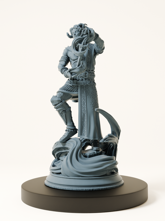 Figurine d’un demi-démon cornu brandissant une lame magique et drapé de tissus brodés, avec une base représentant des flux d’énergie tourbillonnants.