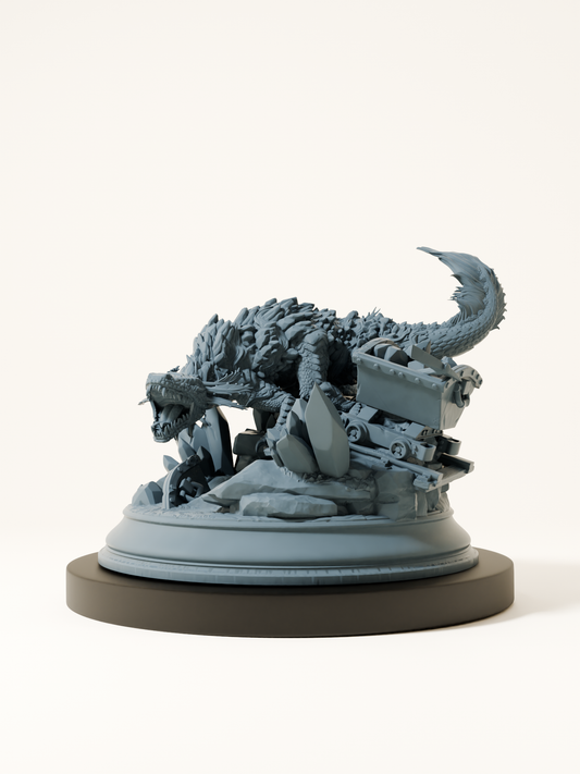Figurine d’une salamandre massive au corps sinueux recouvert d’écailles brûlantes, émergeant d’un socle rocheux fissuré, comme surgie d’un torrent de lave.