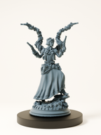 Figurine d’une demi-elfe équipée d’un fusil et d’un manteau de voyage, mêlant esthétique druidique et équipement de tireuse, prête à défendre la forêt.