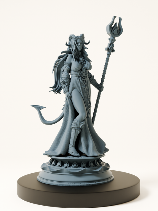 Figurine de clerc tiefling en robe cérémoniale, tenant un bâton magique, avec cornes, longue chevelure et queue, posée sur un socle décoratif
