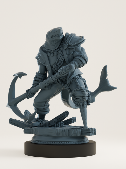 Figurine de requin humanoïde musclé, debout sur un socle marin, avec une posture menaçante. Son visage est celui d’un requin avec des dents acérées et un regard vide. Idéal pour jeux de rôle, miniature à peindre.