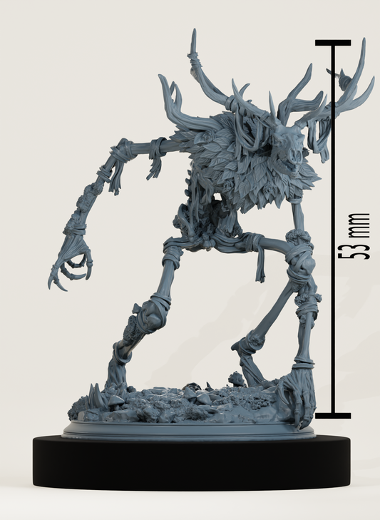 Figurine d’une créature squelettique géante, mêlant os, bois et cornes, sur un socle forestier.