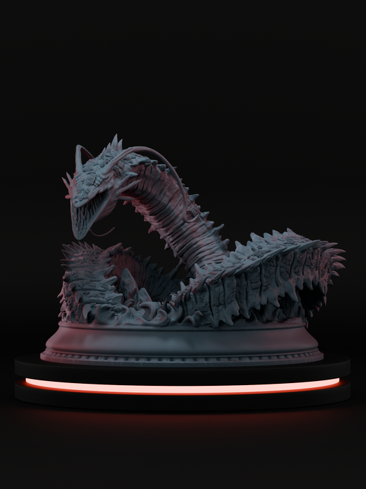 Figurine d’un léviathan antique serpentin, avec une gueule hérissée de crocs, des nageoires chitineuses et un corps couvert de pointes, surgissant des flots.