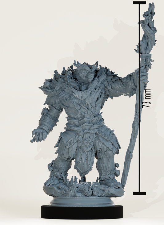 Figurine d’un druide métamorphe imposant, couvert d’écorce et de fourrure, brandissant un bâton et prêt à combattre.