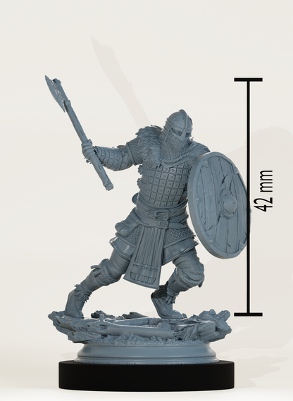 Figurine d’un guerrier en armure avec hache levée et bouclier en bois, prêt à encaisser un assaut.