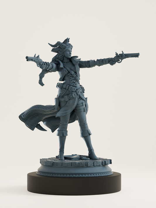 Figurine d’une pistolera pirate nosemienne en pleine pose de duel, bras écartés et armes dégainées, debout sur un pont de navire sculpté, vêtue d’un manteau décoré et d’un pantalon à écailles.