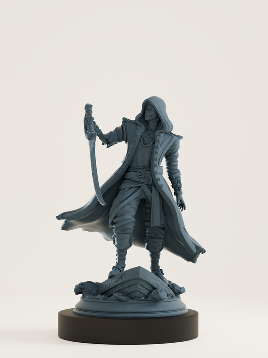 Figurine d’un capitaine pirate mort-vivant en manteau et capuche, brandissant un sabre sur une épave, pour jeux de rôle et dioramas fantastiques.