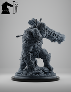 Miniature résine grise d'un ettin bicéphale en position d'attaque, tenant une masse, bardé de cordes et de trophées.