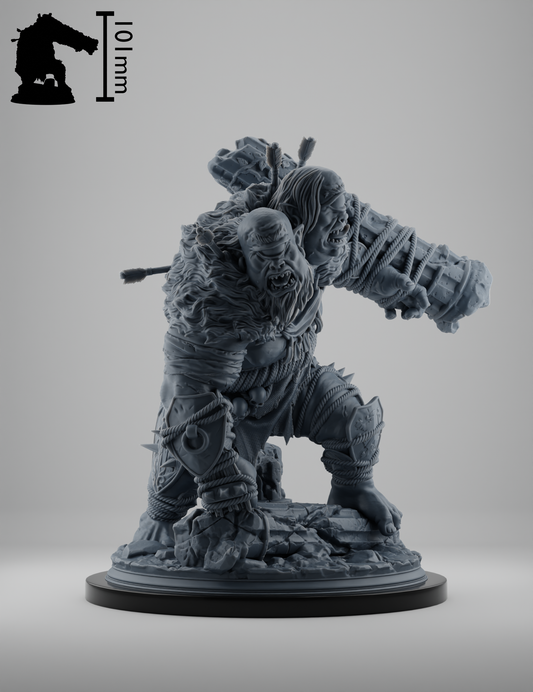 Miniature résine grise d'un ettin bicéphale en position d'attaque, tenant une masse, bardé de cordes et de trophées.