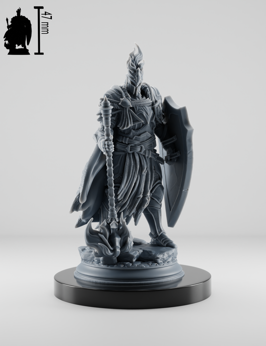 Figurine paladin humanoid avec tête enflammée, armure lourde, masse d'armes, bouclier et cape, socle rond, vue arrière et face