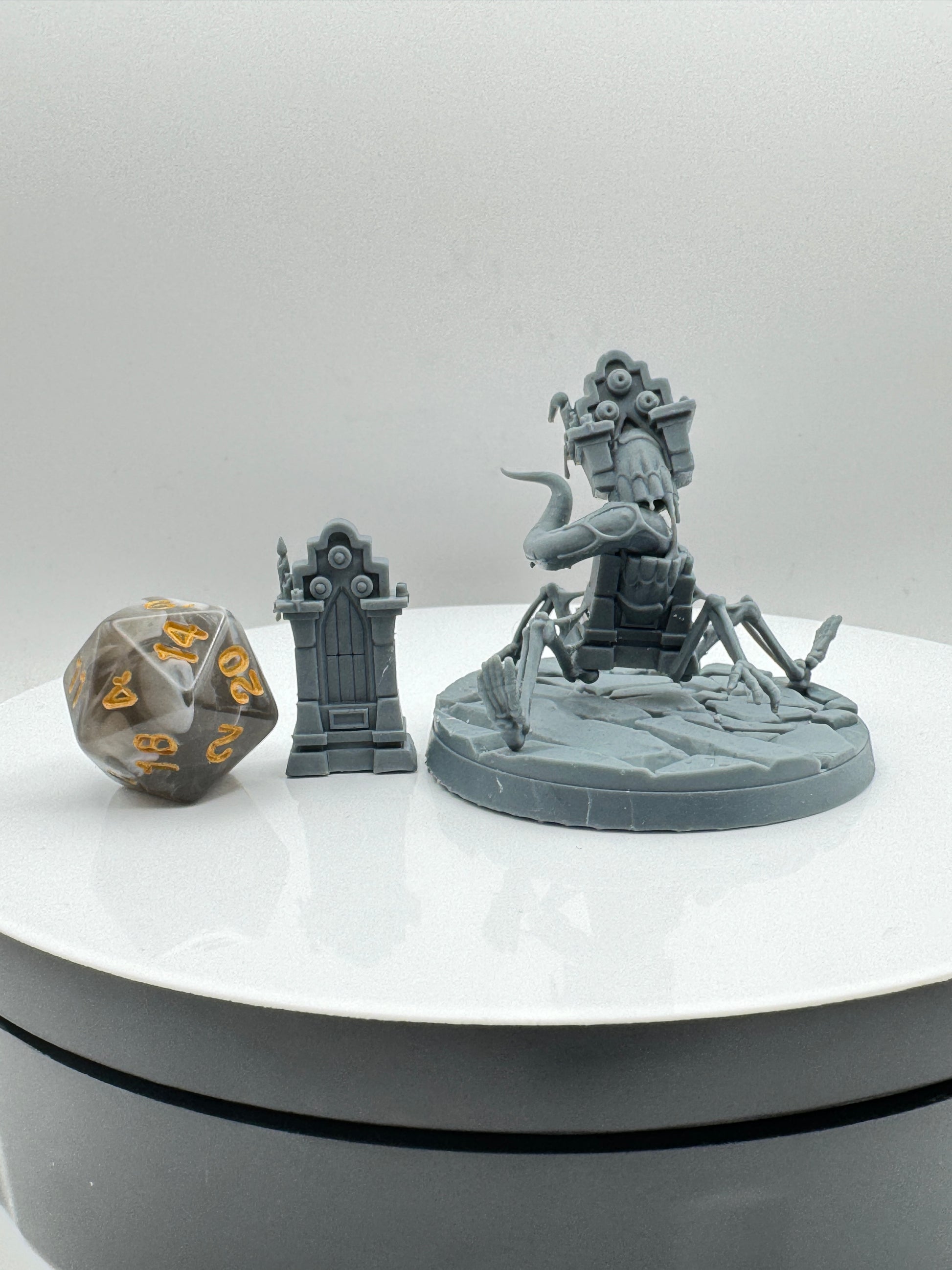 Figurine miniature de mimic tombe