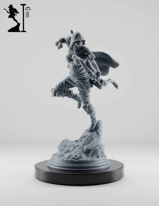 Figurine elfe ranger femme en pose dynamique avec arc long, capuche chainmail et manteau flottant pour jeu de rôle