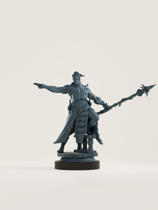 Figurine de pirate colossal musclé avec harpon décoré, portant un manteau long et une ceinture ornée, bras tendu, miniature à peindre pour jeu de rôle fantasy marin.