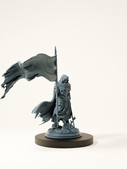 Figurine d’un chevalier humain en armure lourde, brandissant une bannière déchirée, debout sur un sol parsemé d’armes et de débris, miniature à peindre pour jeu de rôle.