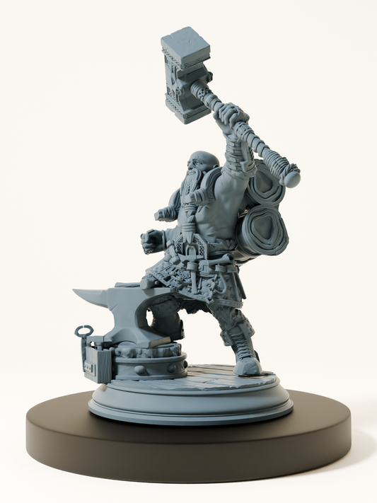 Figurine de nain forgeron brandissant un marteau devant une enclume, miniature de 32 mm à peindre pour jeux de rôle et dioramas.