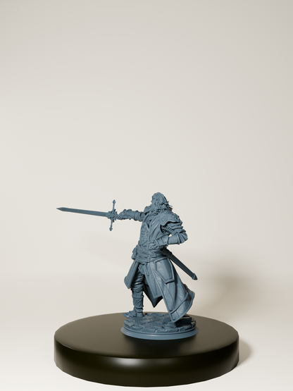 Figurine d’inquisiteur humain en armure, brandissant une épée imposante, parfaite pour les jeux de rôle et la collection.