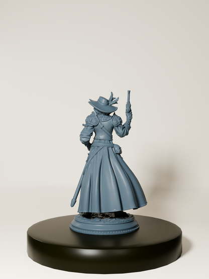 Figurine d’une inquisitrice humaine armée d’un pistolet et d’une rapière, vêtue d’un long manteau détaillé, parfaite pour le jeu de rôle et la peinture de figurines