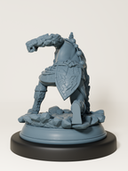 Figurine d’un guerrier mi-humain mi-élémentaire, avec bras en pierre, perles tribales et posture de combat accroupie.