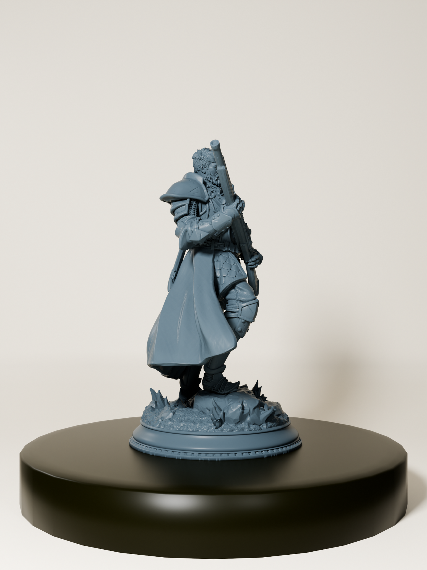 Figurine d’un inquisiteur humain en armure, tenant un pistolet et une épée longue, sur un socle texturé.