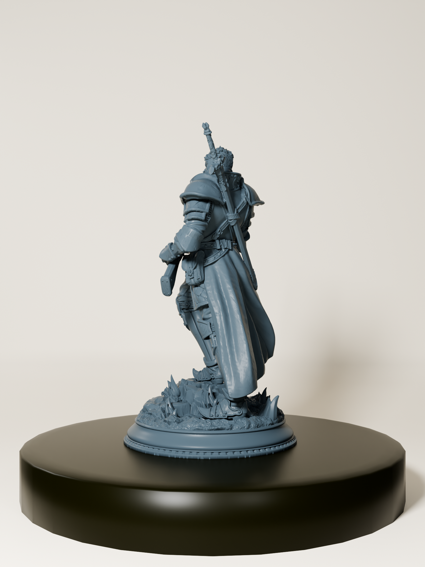 Figurine d’un inquisiteur humain en armure, tenant un pistolet et une épée longue, sur un socle texturé.